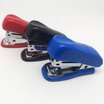 Engrapadora mini c/ grapas incluidas Manny